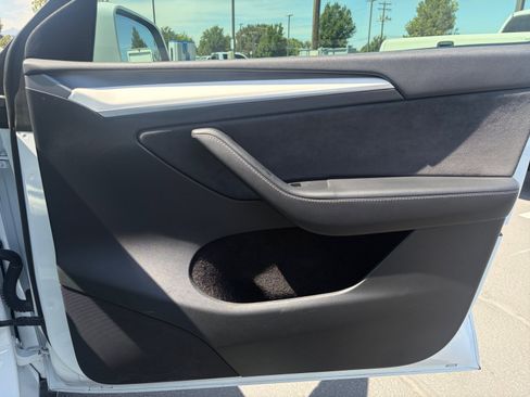 Used 2022 Tesla Model Y Performance AWD/4WD image 16