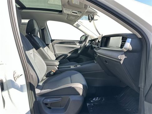 New 2025 Volkswagen Tiguan SE image 22