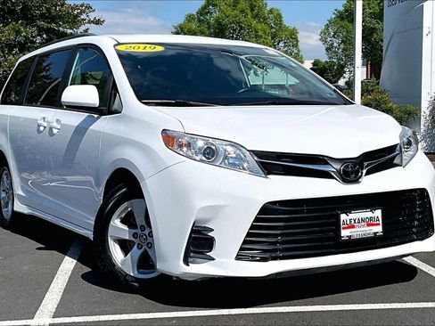 Used 2019 Toyota Sienna LE FWD image 2