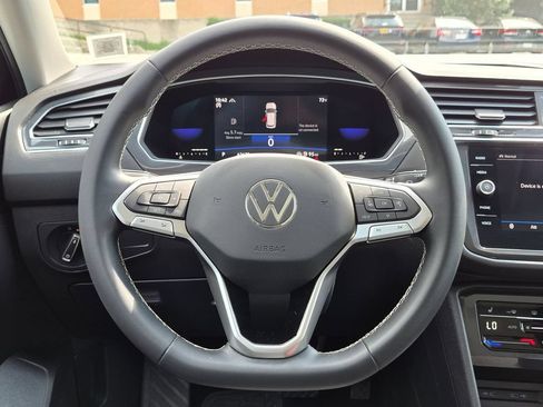 Used 2022 Volkswagen Tiguan SE w/ Panoramic Sunroof Package AWD/4WD image 14