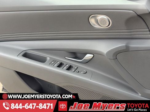 Used 2025 Hyundai Elantra SEL image 25