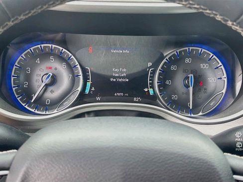 Used 2023 Chrysler Pacifica Touring-L FWD image 12