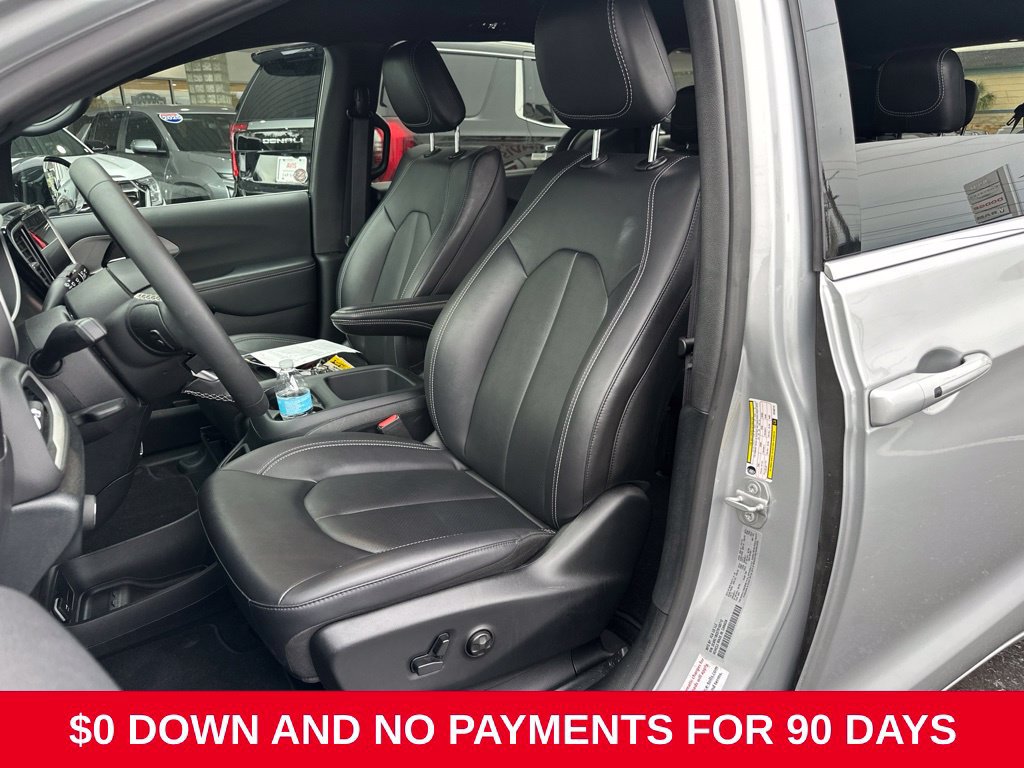 Used 2026 Chrysler Pacifica Select FWD image 6