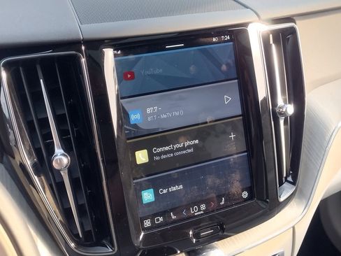 Certified 2025 Volvo XC60 T8 Plus w/ Protection Package Premier image 17