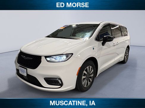 Used 2024 Chrysler Pacifica Select image 1