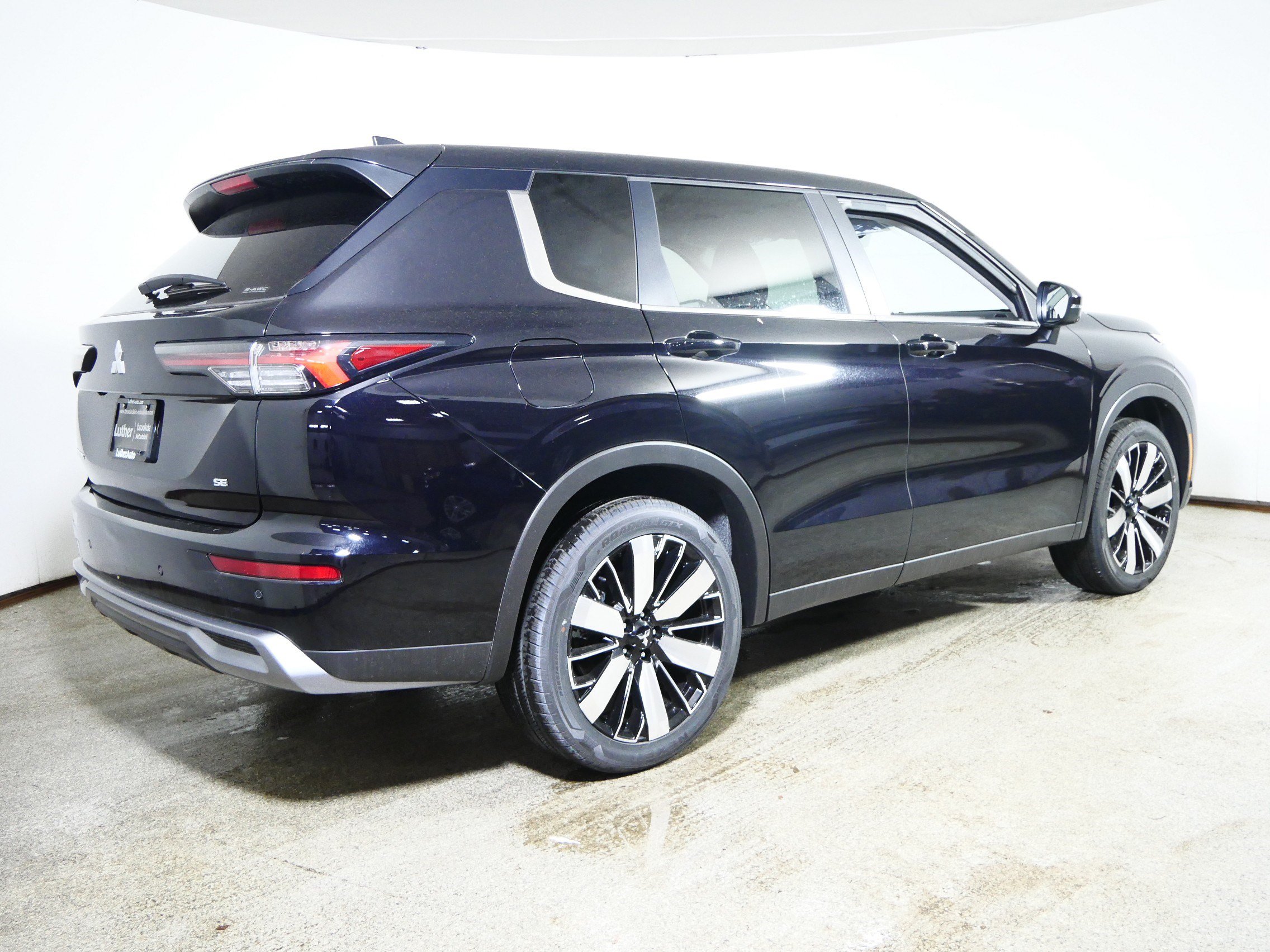 New 2026 Mitsubishi Outlander SE AWD/4WD image 2
