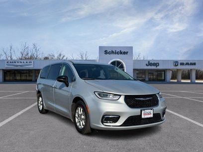 Used 2024 Chrysler Pacifica Touring-L