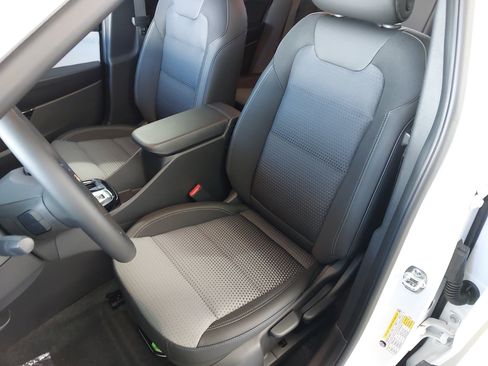 Used 2025 Chevrolet Trax LT w/ Driver Confidence Package FWD image 23