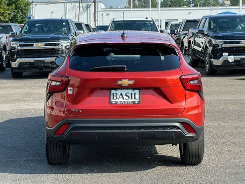 Used 2024 Chevrolet Trax LS w/ LS Convenience Package FWD image 16