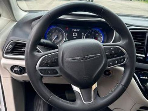 Used 2022 Chrysler Pacifica Touring-L FWD image 28