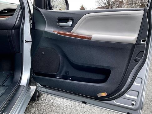 Used 2015 Toyota Sienna Limited Premium image 23