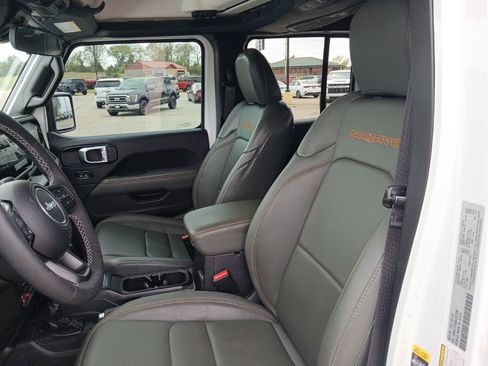 Used 2025 Jeep Gladiator Mojave w/ Convenience Group AWD/4WD image 30