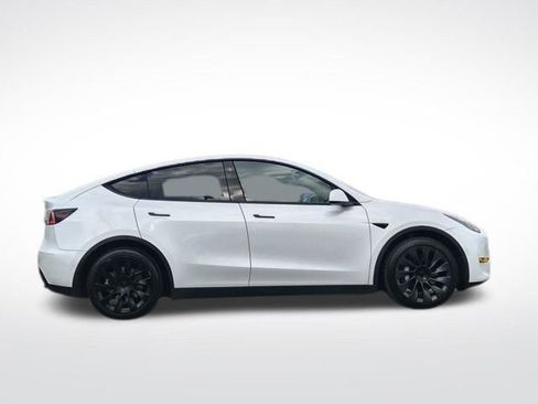 Used 2021 Tesla Model Y Long Range image 9