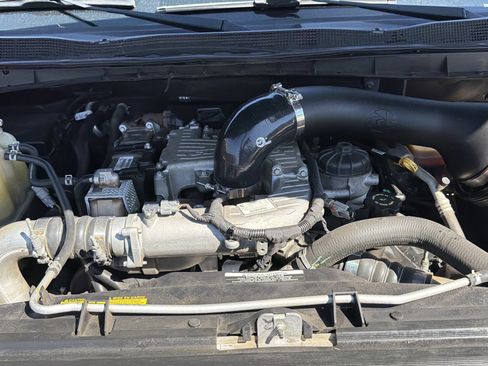 Used 2017 Nissan Titan SV image 31