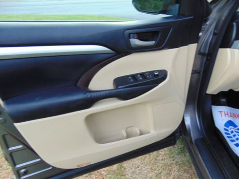 Used 2016 Toyota Highlander XLE FWD image 18