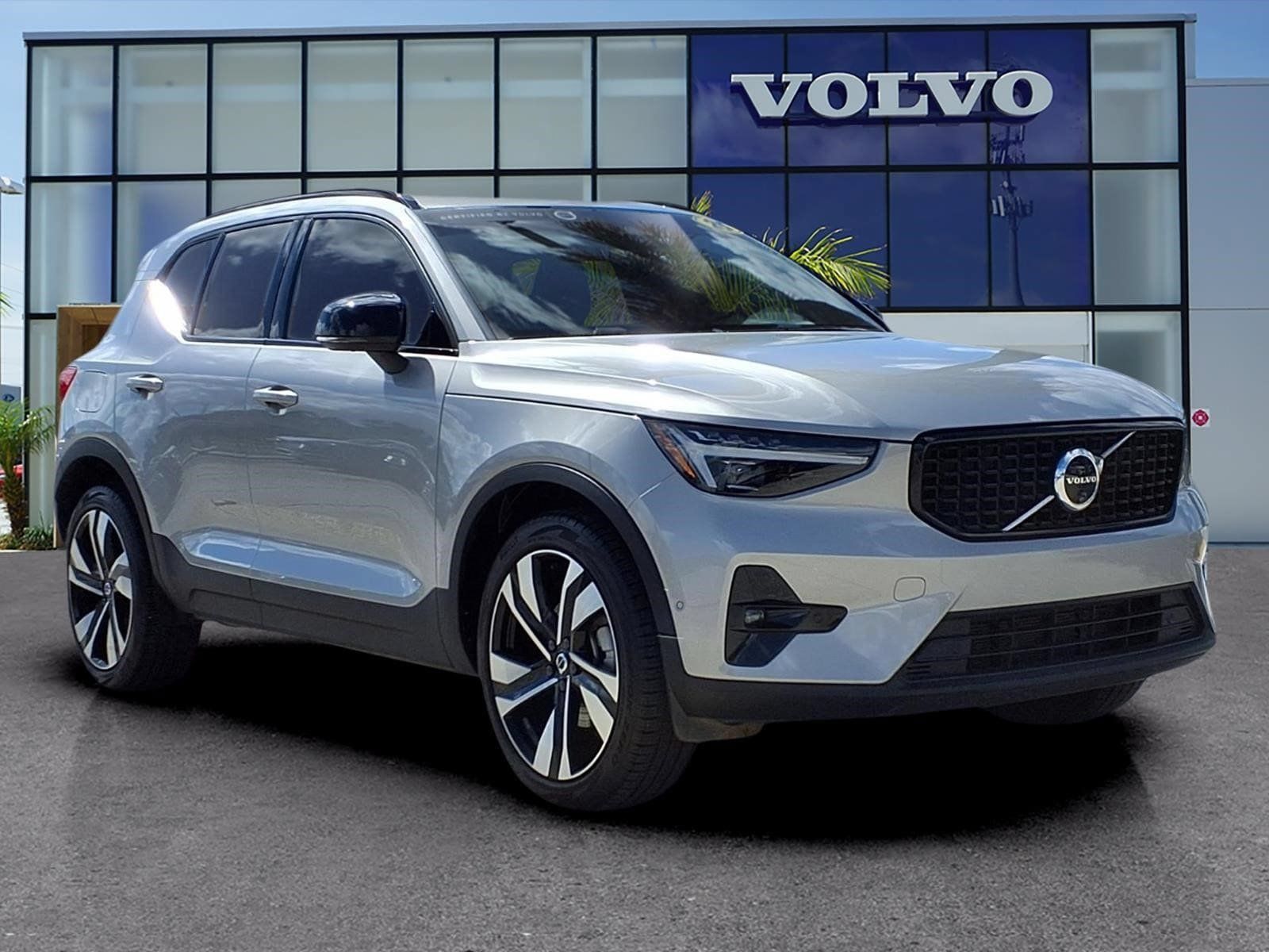 Certified 2025 Volvo XC40 B5 Ultra AWD/4WD image 1