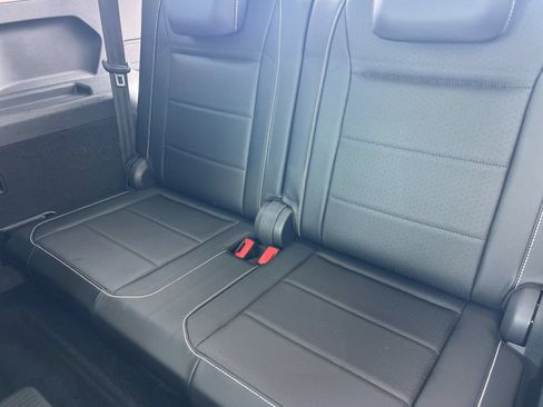 Used 2021 Volkswagen Tiguan SE FWD image 18
