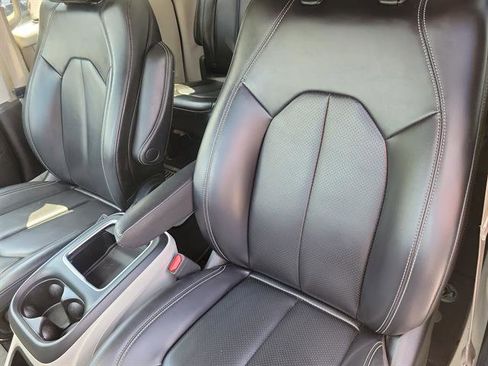 Used 2023 Chrysler Pacifica Touring-L FWD image 5