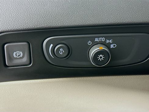 Used 2018 Buick Enclave Premium image 17