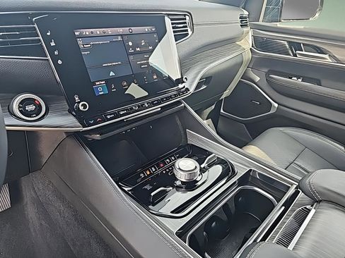 Used 2024 Jeep Wagoneer Series III image 21