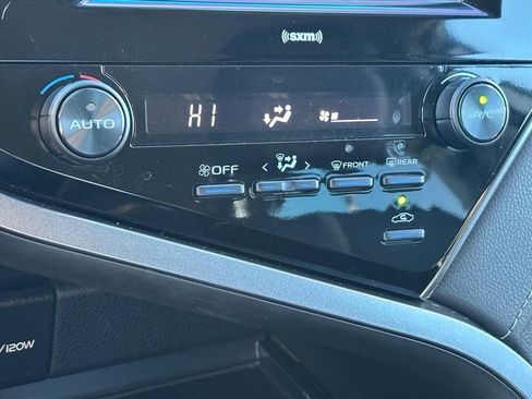 Used 2020 Toyota Camry SE image 18