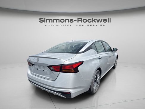 Used 2025 Nissan Altima 2.5 SV FWD image 4