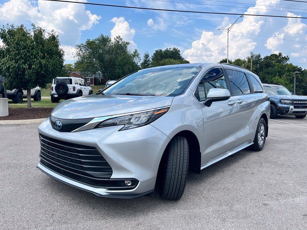 Used 2025 Toyota Sienna XLE FWD image 3