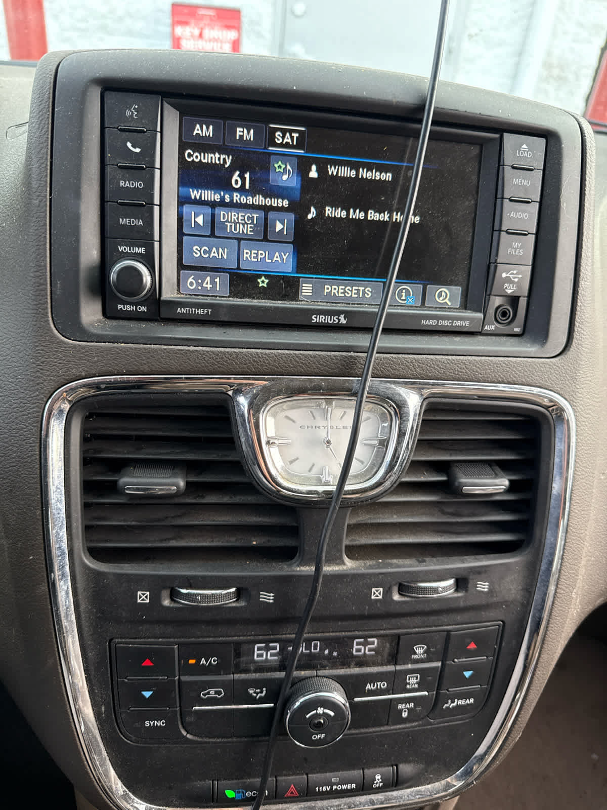 Used 2015 Chrysler Town & Country Touring FWD image 9