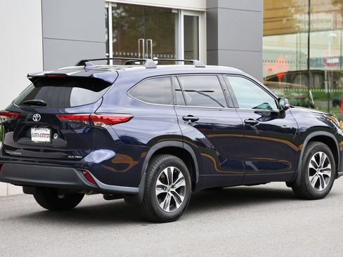Used 2021 Toyota Highlander XLE AWD/4WD image 4