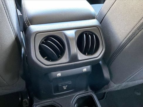 Used 2023 Jeep Gladiator Overland AWD/4WD image 16