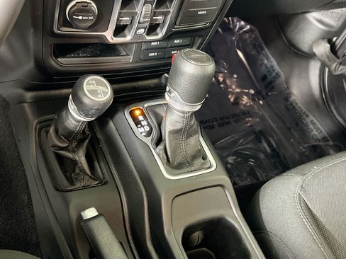 Used 2023 Jeep Gladiator Sport AWD/4WD image 16