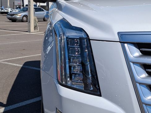 Used 2017 Cadillac Escalade Platinum image 9