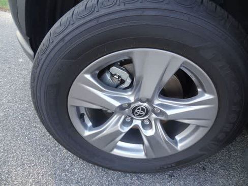 Used 2025 Toyota RAV4 XLE AWD/4WD image 29