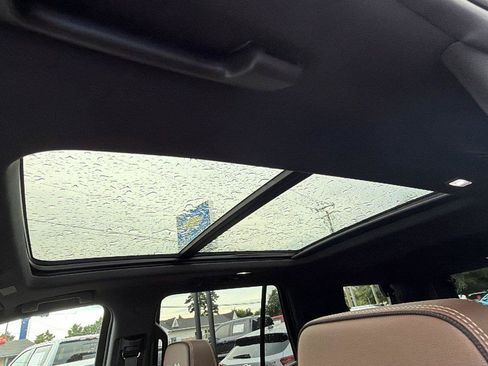 Used 2025 Chevrolet Tahoe High Country AWD/4WD image 3