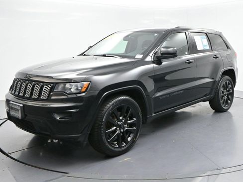 Used 2017 Jeep Grand Cherokee Altitude AWD/4WD image 3