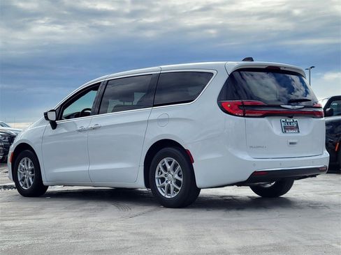 New 2026 Chrysler Pacifica Select image 2