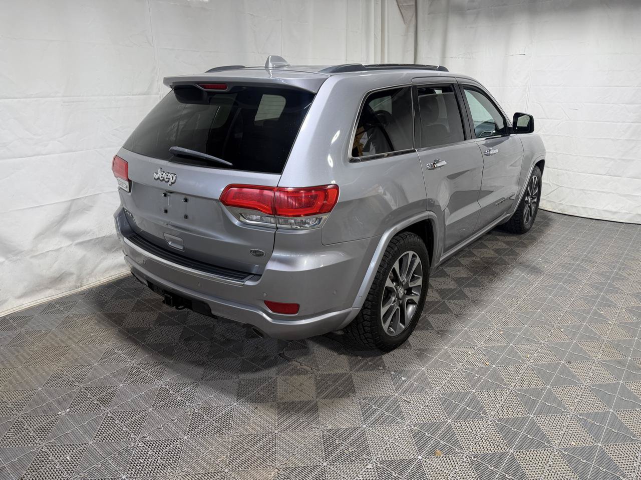 Used 2017 Jeep Grand Cherokee Overland w/ Jeep Active Safety Group AWD/4WD image 4