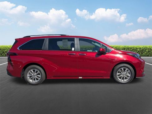 Used 2026 Toyota Sienna XLE FWD image 3