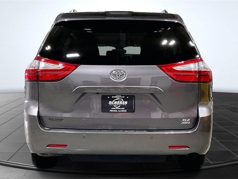 Used 2019 Toyota Sienna XLE image 4