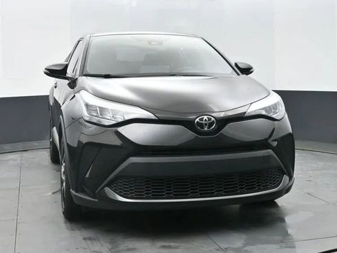 Used 2022 Toyota C-HR XLE image 3