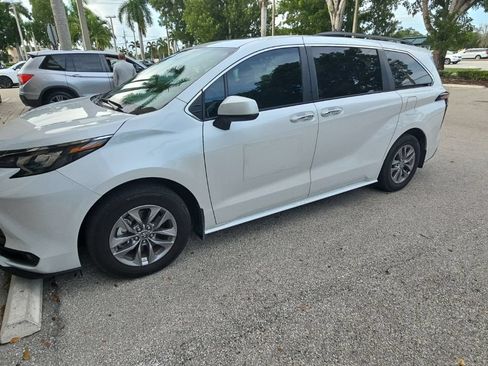 Used 2025 Toyota Sienna XLE w/ XLE Plus Package FWD image 16