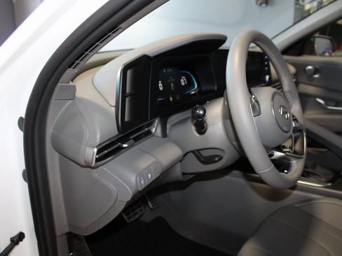 Used 2025 Hyundai Elantra Sport image 11