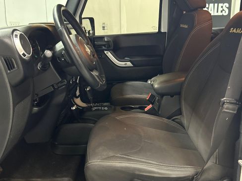Used 2014 Jeep Wrangler Unlimited Sahara w/ Connectivity Group AWD/4WD image 8
