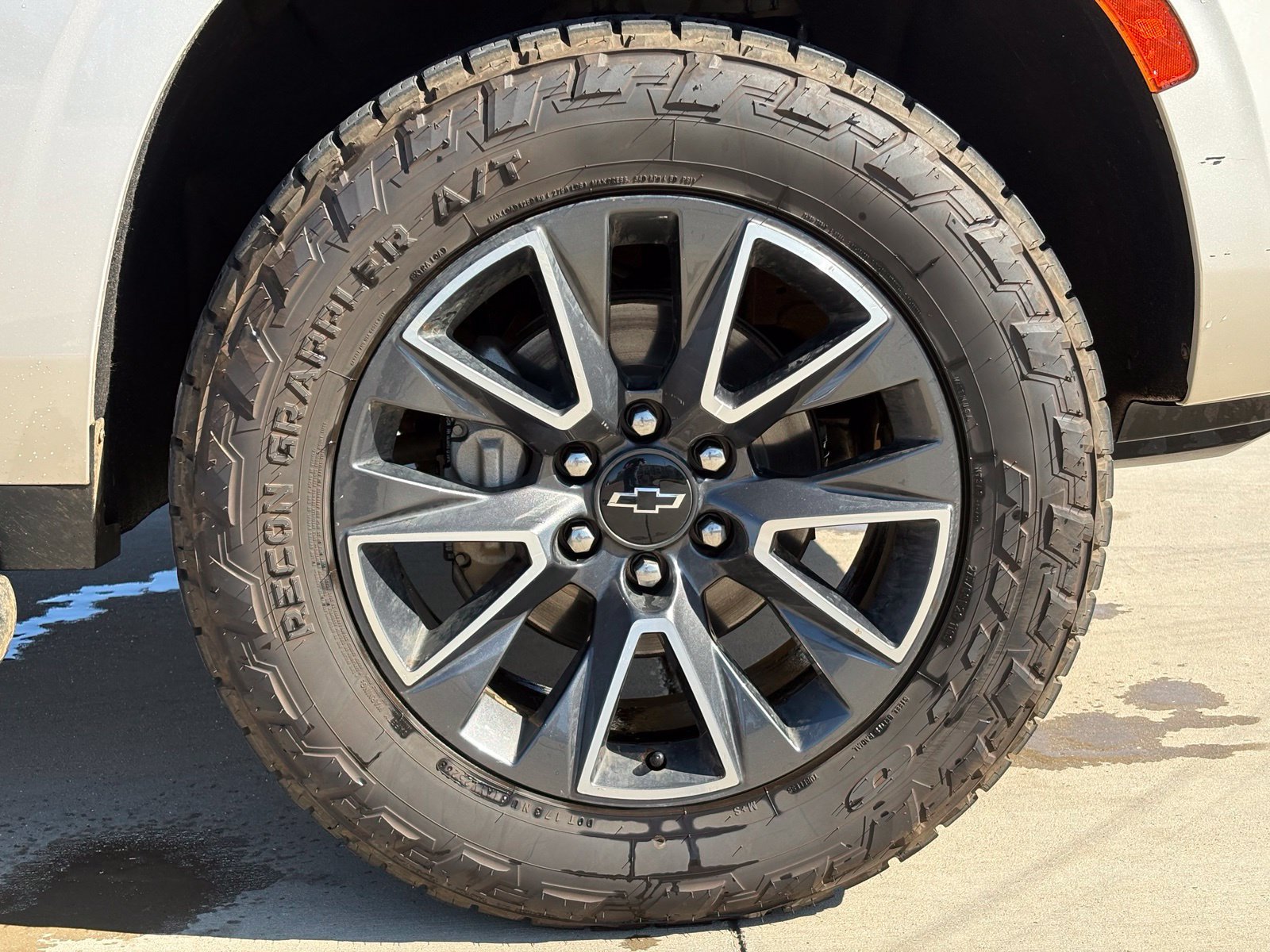 Used 2021 Chevrolet Suburban Z71 w/ Luxury Package AWD/4WD image 9