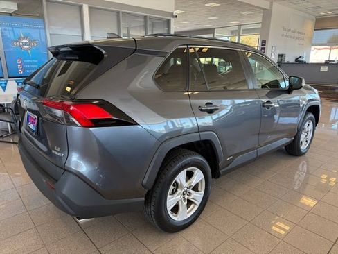 Used 2021 Toyota RAV4 LE AWD/4WD image 3