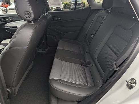 Used 2025 Chevrolet Trax LT FWD image 8