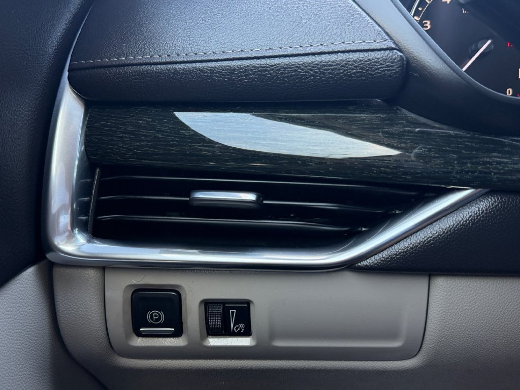 Used 2023 Cadillac XT4 Premium Luxury w/ Enhanced Visibility Package FWD image 23