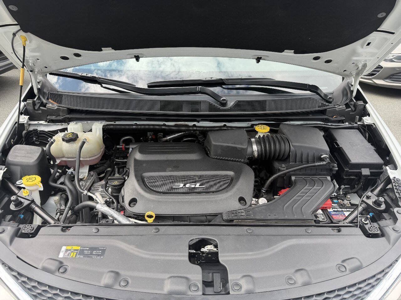 Used 2018 Chrysler Pacifica Touring-L FWD image 22