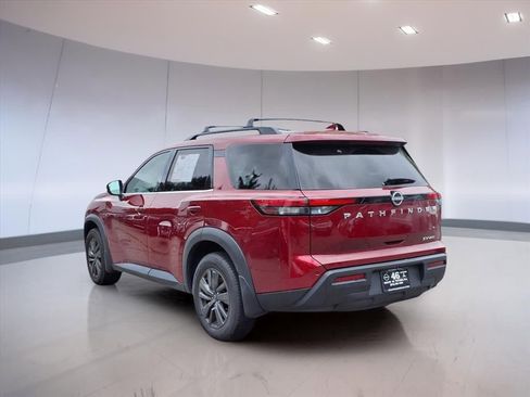 Used 2023 Nissan Pathfinder SV image 3