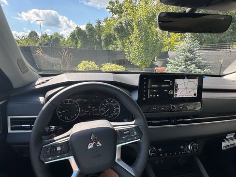 New 2025 Mitsubishi Outlander SE image 25